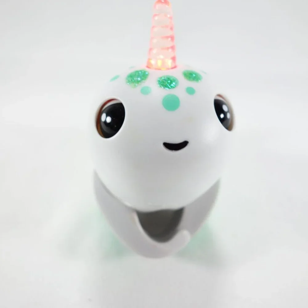 Wowwee 2018 Fingerling Glitter Narwhai Glow in‎ the Dark Raya Interactive Toy